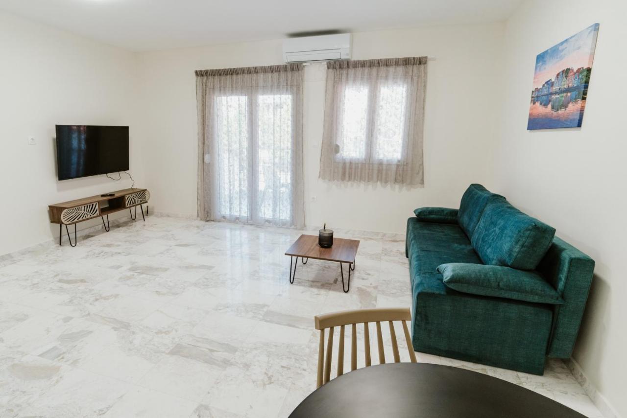Blue And White Luxury Suites Nea Kallikrateia Exterior foto