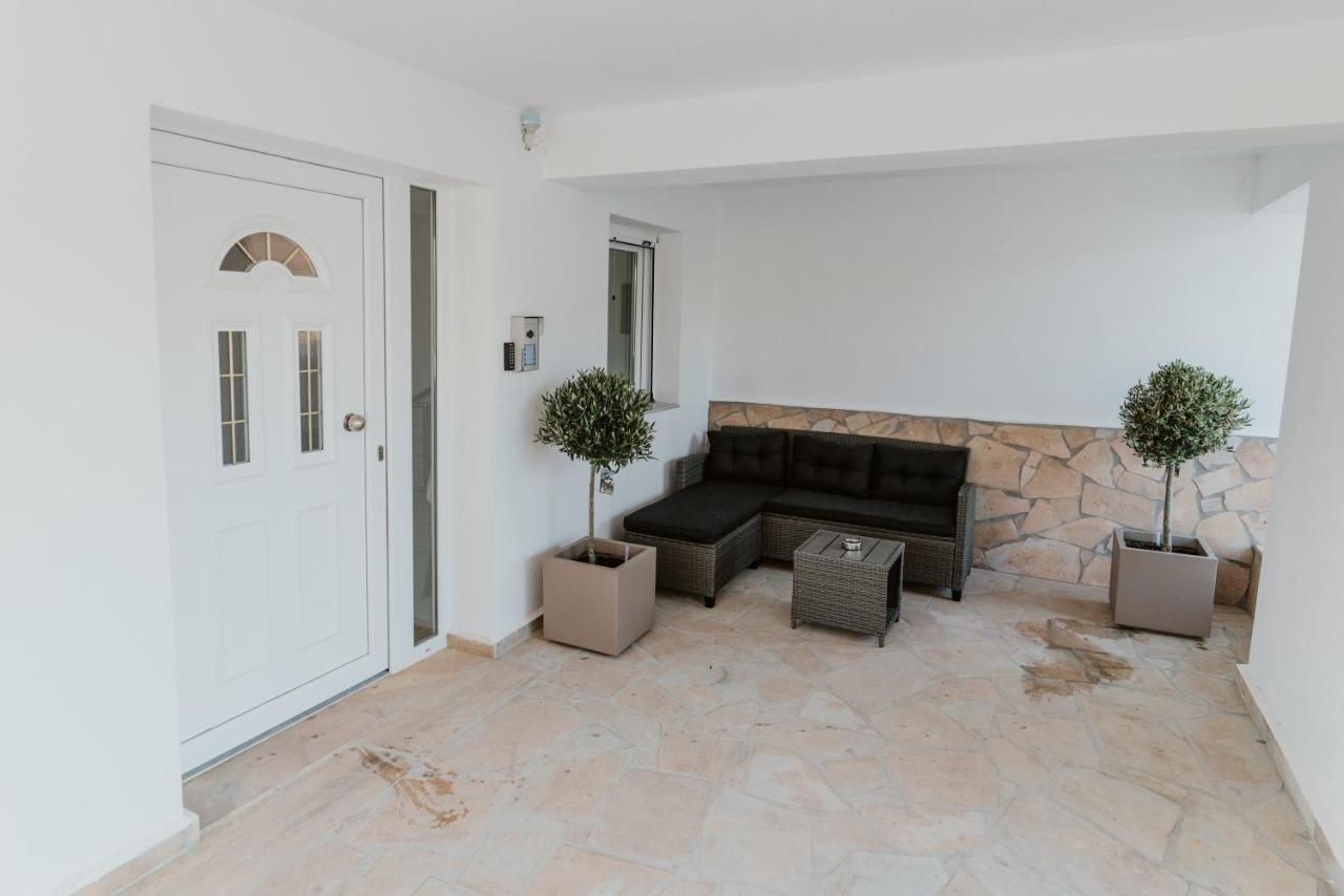 Blue And White Luxury Suites Nea Kallikrateia Exterior foto