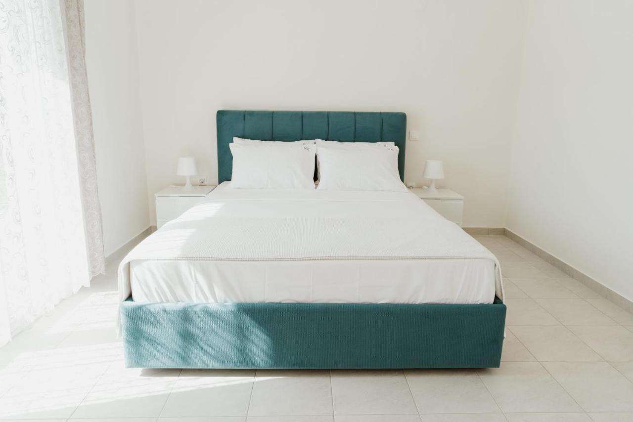 Blue And White Luxury Suites Nea Kallikrateia Exterior foto