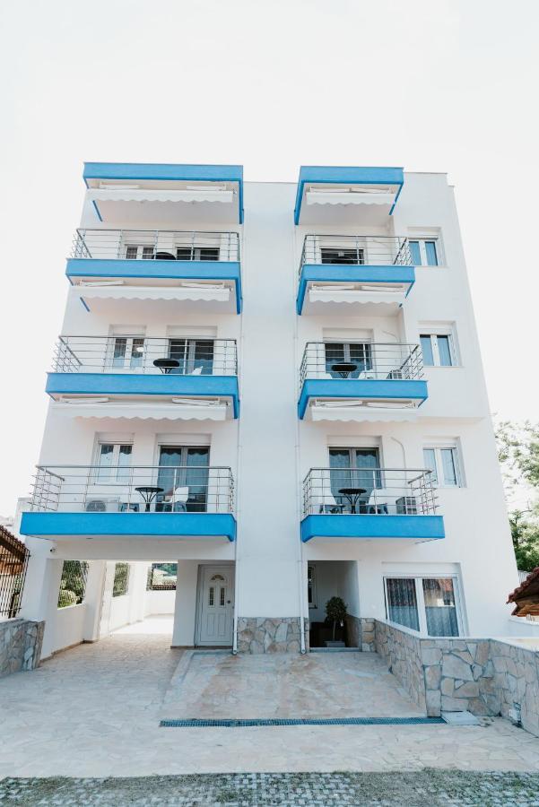 Blue And White Luxury Suites Nea Kallikrateia Exterior foto