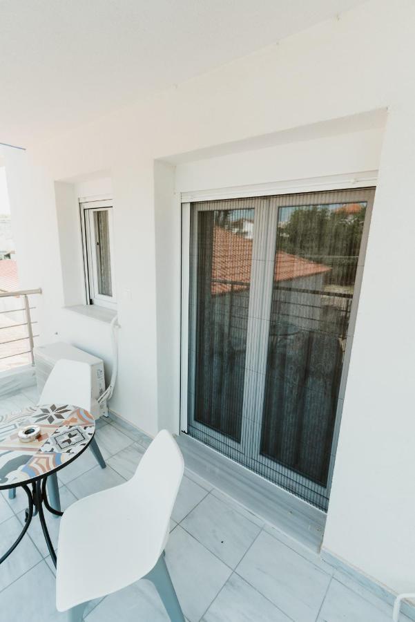 Blue And White Luxury Suites Nea Kallikrateia Exterior foto