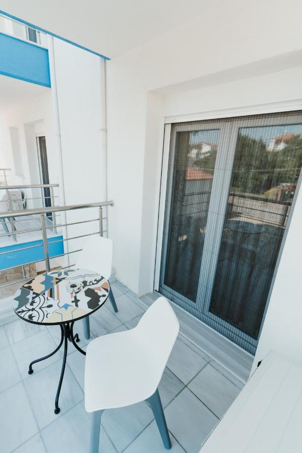 Blue And White Luxury Suites Nea Kallikrateia Exterior foto