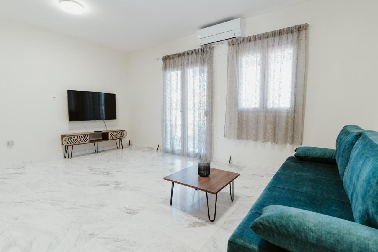 Blue And White Luxury Suites Nea Kallikrateia Exterior foto