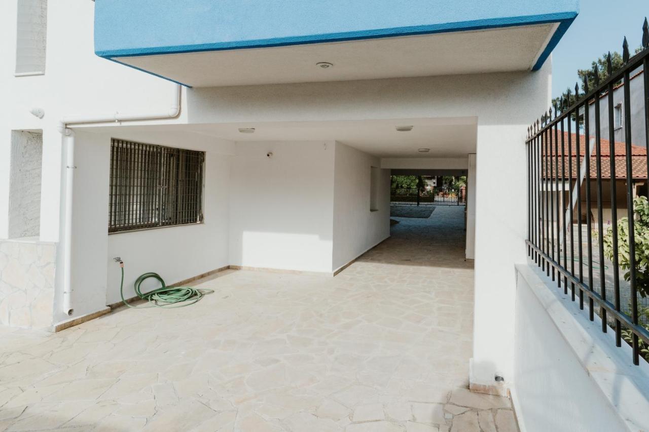 Blue And White Luxury Suites Nea Kallikrateia Exterior foto