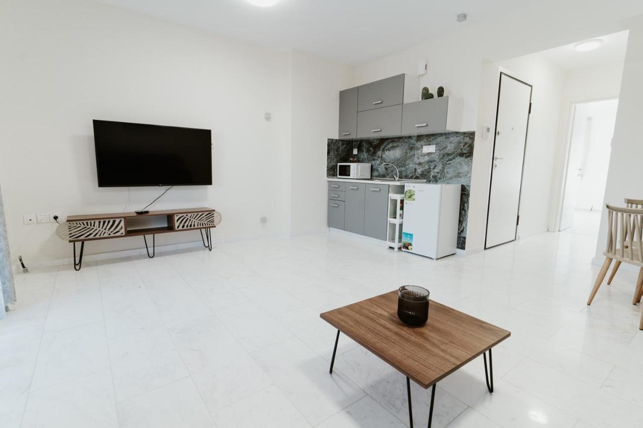 Blue And White Luxury Suites Nea Kallikrateia Exterior foto