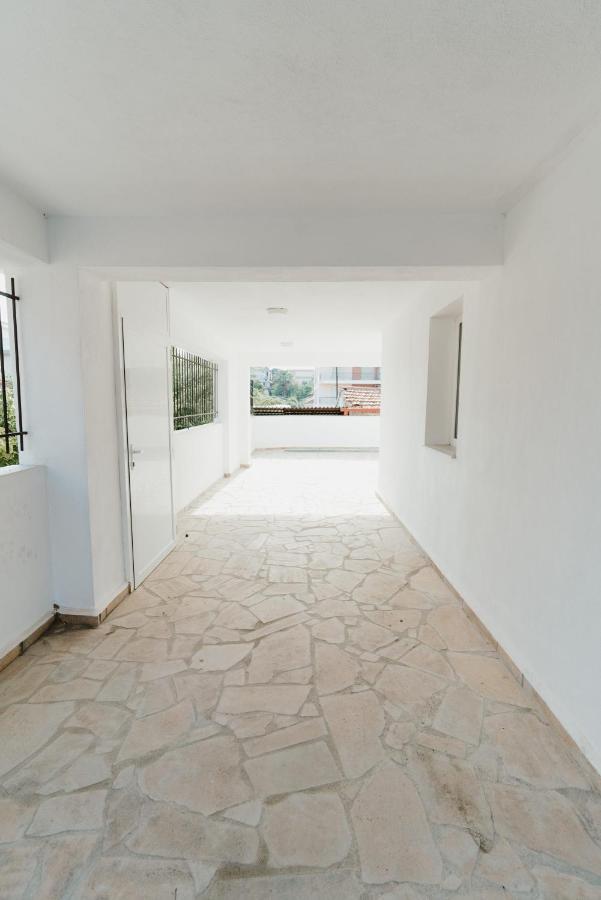 Blue And White Luxury Suites Nea Kallikrateia Exterior foto